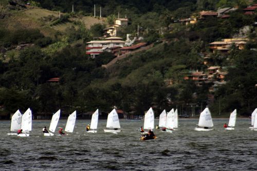 O evento contou com mais de 100 velejadores (foto: Divulgação/ Fevesp)