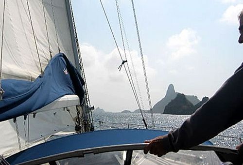 Aproximação de Noronha é o momento mais aguardado da regata (foto: Divulgação)