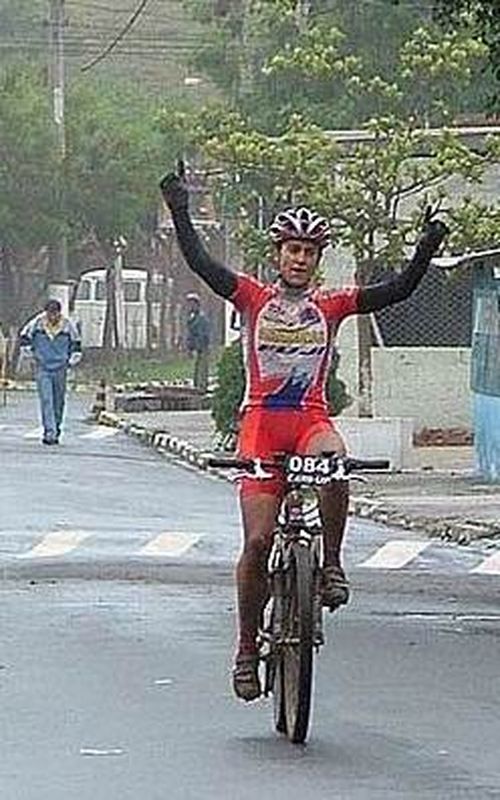 Roberta Stopa vence no feminino (foto: Divulgação/ Amigos da Bike)