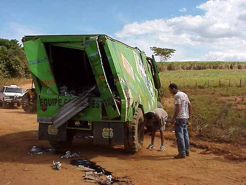 Caminhão da Fora-de-Estrada sofreu grandes danos após capotamento (foto: Marcelo Krings)