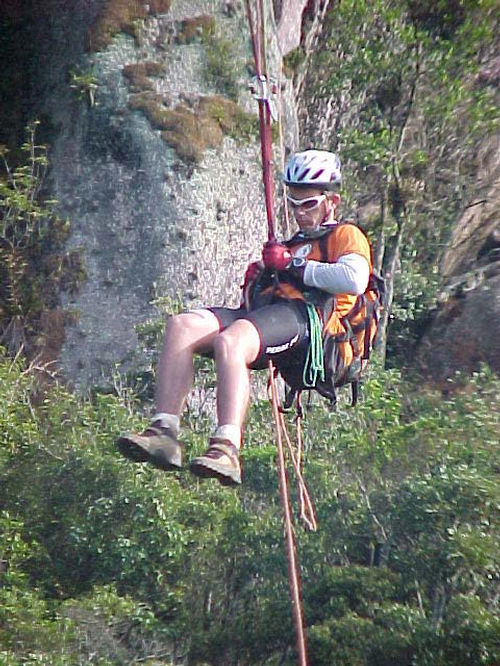 Estreante da equipe Outback encara o rapel (foto: Tadeu A. Loppara)