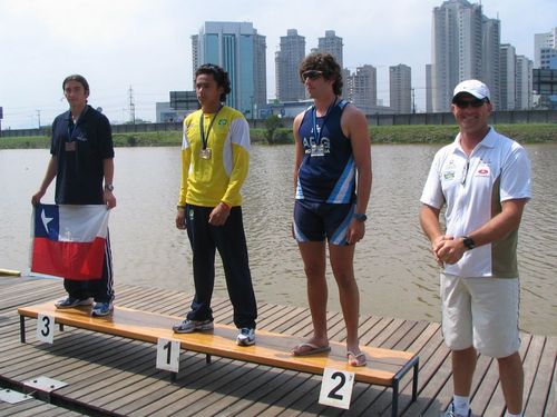 Gilvan no primeiro lugar do pódio  da K1 1000 metros. (foto: Divulgação)