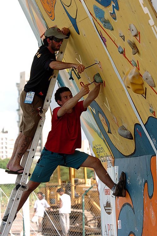 Route setters montando boulders no Open 2005 (foto: Theo Ribeiro/ www.webventure.com.br)