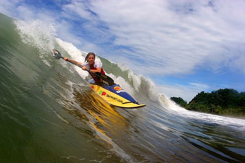 Roberta é destaque nacional no kayaksurf mundial (foto: Arquivo Pessoal)