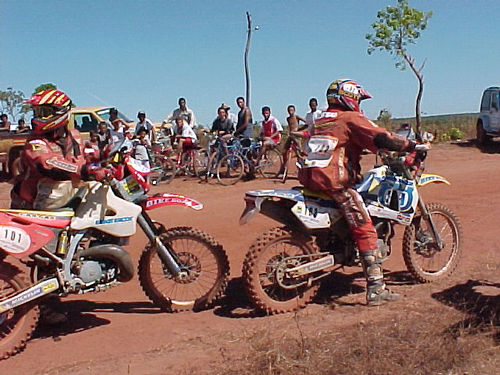 Motos terminam a especial com platéia (foto: Fábia Renata)