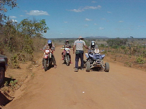 Quadriciclo entre as motos na chegada a natividade (foto: Fábia Renata)