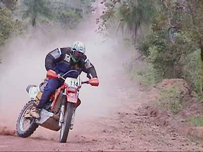 José Hélio Filho durante o Baja Campo Grande 2000; piloto fará sua primeira prova fora do país. (foto: André Chaco)