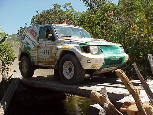 Klever e Lourival Roldan no Rally dos Sertões 2001 (foto: Marcelo Krings / Webventure)