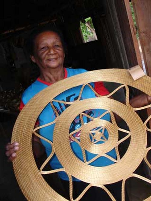 Moradora mostra artesanato com capim-dourado (foto: Divulgação)