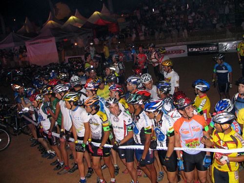 Atletas antes da largada na prova do ano passado (foto: Divulgação/ Amigos da Bike)