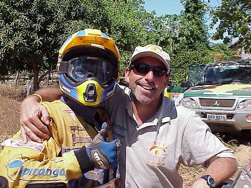 Os Fantozzi: Tiago  o líder (esq)  e o pai  Décio  que participa do Rally na equipe de cronometragem (foto: André Chaco / Webventure)