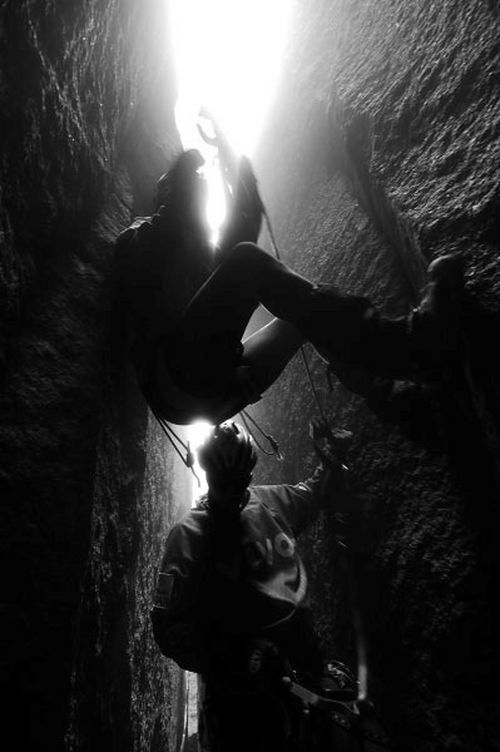 Trecho começou com uma escalada em chaminé (foto: Theo Ribeiro)