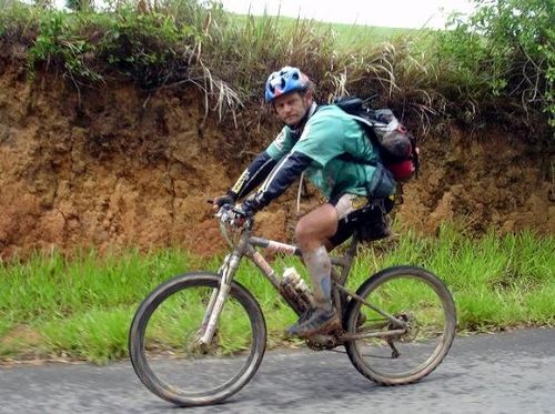 Antonio  capitão da Abarth  durante mountain bike (foto: Luiz Simão/ Divulgação)