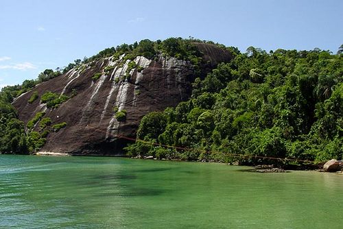 Parede em que os atletas fazem ascensão e depois descem de tirolesa no mar  na Ilha de Itanhangá (foto: Cristina Degani/ www.webventure.com.br)