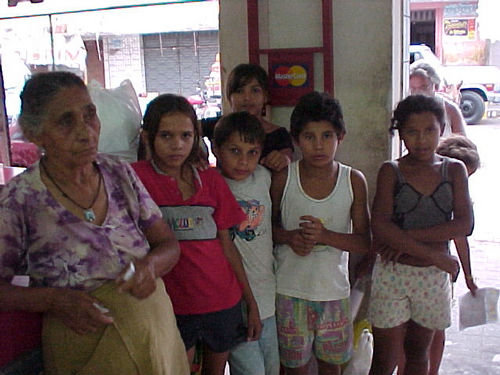 Fila para receber a cesta básica em Quixadá (CE) (foto: Fábia Renata / Webventure)