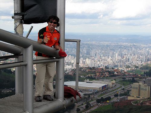 Sabiá no alto da Torre Alta Vista  em BH (foto: Thiago Padovanni/ www.webventure.com.br)