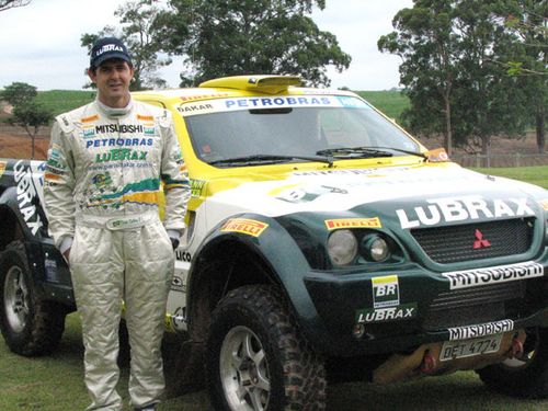 Klever ao lado do carro que compete no Brasil (foto: Thiago Padovanni/ www.webventure.com.br)