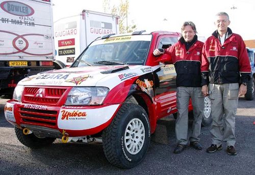 Riamburgo  Lourival e a Pajero em Lisboa (foto: Haroldo Nogueira/ Divulgação)