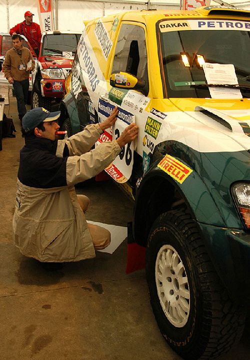 Adesivagem do carro de Klever e Bampi em Lisboa (foto: Divulgação/ Lino Bocchini)