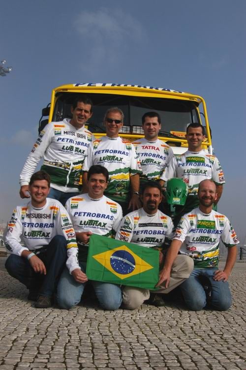 Equipe Petrobras Lubrax posa para foto em Lisboa (foto: Divulgação/ Lino Bocchini)