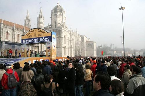 Público português acompanha a largada do Dakar (foto: Renato Mendes/ www.webventure.com.br)