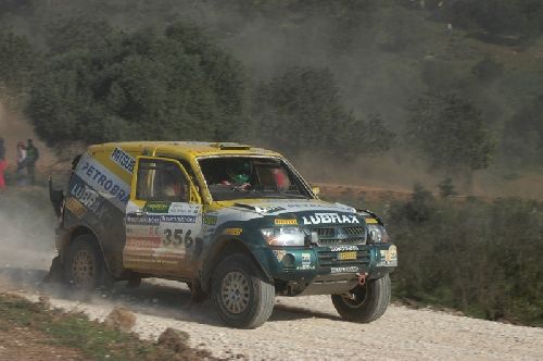 Carro da dupla terminou a especial com avarias (foto: Divulgação/ Lino Bocchini)