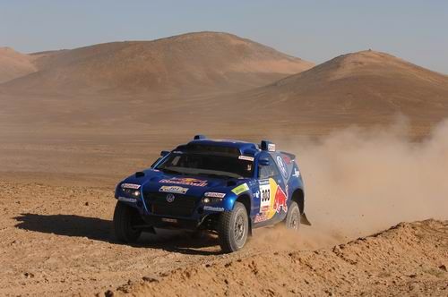 Touareg de Carlos Sainz vai bem na prova (foto: Volkswagen)