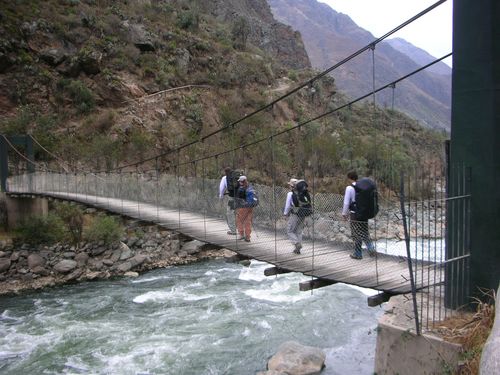 Ponte sobre o Rio Urubamba (foto: Hernan Loayza/Família Gribel)