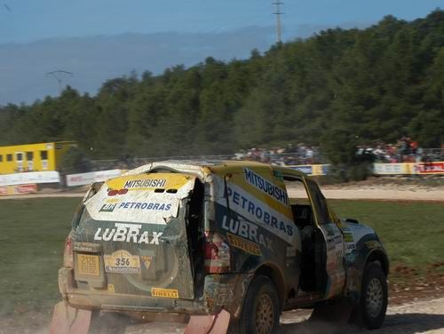 Depois do capotamento no início do rali  agora o problema é o diferencial (foto: Lino Bocchini/ Equipe Petrobras)