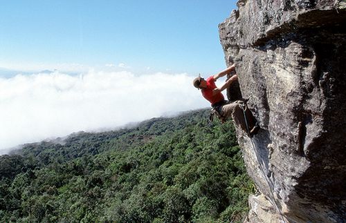 Willian Lacerda em <i>Por Via das Dúvidas</i> (VIIb) (foto: Filippo Croso)” /><br />
Willian Lacerda em <i>Por Via das Dúvidas</i> (VIIb) (foto: Filippo Croso)</div>
<p><b>Cidade mais próxima:</b> Campo Largo</p>
<p><b>Tipo de pedra:</b> Arenito</p>
<p><b>Primeiras ascensões:</b> 1999</p>
<p><b>Áreas de escalada:</b><br />Paredes do Setor 2</p>
<p><b>Acesso:</b> <br />Propriedades particulares, com acesso autorizado. Um bonito local de acampamento selvagem se encontra no topo da encosta, em cima das vias do setor.</p>
<p><b>Estilo predominante:</b><br />Parte deste setor conta com várias vias esportivas, uma ao lado da outra em uma parede amarelada de rocha extremamente sólida, e outra parte possui vias tradicionais, com proteções distantes, ou quase inteiras em equipamento móvel.</p>
<p><b>Número de vias (aproximado):</b> 24</p>
<p><b>Divisão por grau das vias (aproximado):</b><br />Até V grau   4<br />Vsup à VIIc   18<br />VIIIa para cima   0<br />Artificial – 2</p>
<p><b>Comentários:</b><br />É sempre bom lembrar de não fazer muito barulho nestes ecossistemas delicados, bem como respeitar as cercas, pois senão os fazendeiros podem fechar o acesso, que passa por suas terras. Não fazer fogueiras é sempre uma boa opção, pois tanto o campo quanto a base das vias são bem inflamáveis.</p>
<p><b>Como chegar:</b><br />Pela BR 277, logo após subir a Serra de São Luís do Purunã, estacione ao lado do Posto de Pedágio. A trilha inicia neste lado da pista, à direita. Deste ponto leva-se aproximadamente uma hora de caminhada. Siga pela trilha até encontrar uma estradinha após a cerca, siga por ela à direita até o seu final (torre de telefonia). Mais à esquerda encontra-se a trilha de descida e mais adiante a via de rapel.</p>
<p><strong><em>Este texto foi escrito por: Webventure</em></strong></p>
<div class=