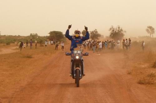 Despres comemora a chegada em Dakar (foto: Van Oers J./ KTM)