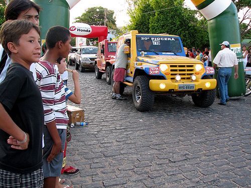 Moradores observam chegada dos carros (foto: Thiago Padovanni/ www.webventure.com.br)