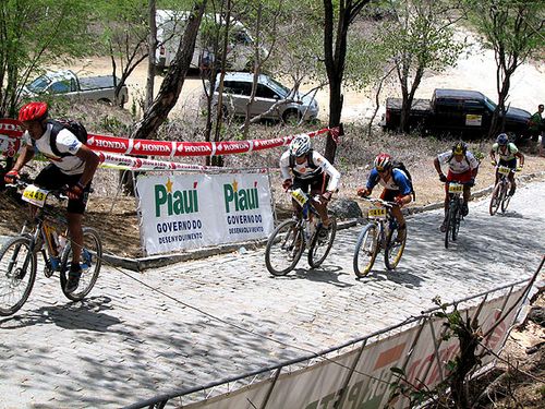 Subidas e descidas marcaram o trecho de bike (foto: Thiago Padovanni/ www.webventure.com.br)