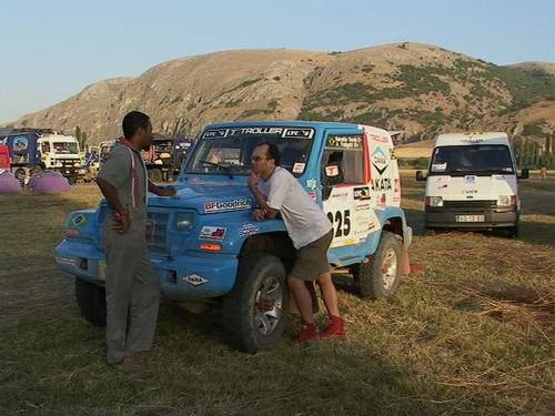 Varela (dir) antes da etapa  na Turquia (foto: WN Produções)