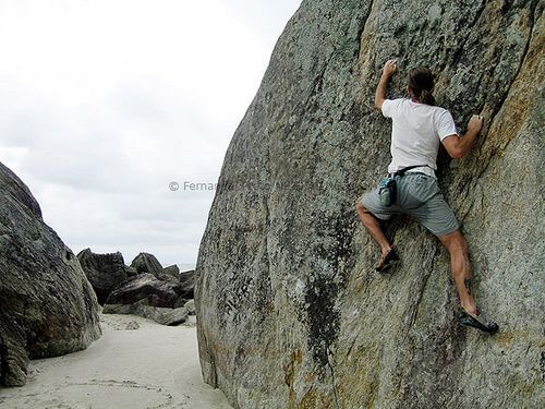 Bouldering na Praia da Bica (foto: Fernanda Preto / Webventure)