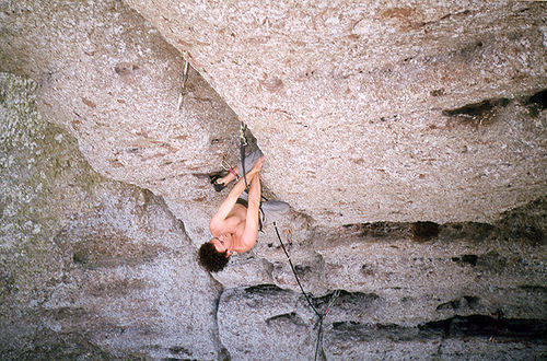 Leonardo Zavaschi na <i>Efeito Dijon</i> (IXb) (foto: Naoki Arima / Revista Headwall)” /><br />
Leonardo Zavaschi na <i>Efeito Dijon</i> (IXb) (foto: Naoki Arima / Revista Headwall)</div>
<p><b>Cidade mais próxima:</b> Bagé</p>
<p><b>Tipo de pedra:</b> Conglomerado</p>
<p><b>Primeiras ascensões</b>:<br />Descoberto no início dos anos 70, teve como primeira via a clássica <i>Normal do Pico do Morcego</i>, conquistada em artificial por Cappellari, Norton e outros componentes do antigo Clube Gaúcho de Montanhismo (CGM).</p>
<p><b>Número de vias (aproximado):</b> 30</p>
<p><b>Vias de escalada:</b><br />O local é como uma cordilheira de pedras de 15 a 100 metros de altura, numa extensão de 3 km, com vários picos de diferentes formatos.</p>
<p>Algumas das escaladas mais conhecidas estão no Pico do Morcego, Pedra do Elefante (da Casa de Pedra), Pedra da Esfinge, Elefante do Complexo da Esfinge e Ninho das Águias. Das mais difíceis tecnicamente destaca-se a via <i>Los Amigos</i> (VIIa). Das mais expostas, a via <i>Esfinge</i> (VIIa) se destaca, uma conquista de Giachini. Nas falésias, a <i>Sabão de Côco</i>, um projeto do Guile (Caxias do Sul) é uma boa pedida.</p>
<p>Na face oeste do Pico do Morcego encontra-se a via <i>Anakin Skywalker</i>, de 60 metros de extensão. Possui duas enfiadas de corda, e tem o crux graduado em VIIIa.</p>
<p>Na maior rocha do setor 1, está a via <i>Entre o Sol e a Lua</i> (5º), conquistada por Orlei Jr. e Carlos Wolff, uma escalada tradicional de 90 metros, com duas enfiadas.</p>
<p><b>Acesso</b>: <br />Possui muitos locais para praticar camping selvagem ou bivaques, porém sem água potável.</p>
<p><b>Como chegar:</b><br />A cidade de Bagé está a 383 km de Porto Alegre. Quando passar pela ponte móvel de Porto Alegre, zere o odômetro. Siga pela BR-290 com destino à Caçapava do Sul. Quando o odômetro marcar 220 Km, você deverá estar sobre o trevo Caçapava/ Bagé. Vire à esquerda em direção a Bagé. Aos 272 Km rodados você estará passando pelo acesso à Minas do Camaqüã. Marcando 306 Km, vire à esquerda e tome a estrada da Bordoada (chão batido). Mais 14 Km e você já estará vendo as pedras.</p>
<p><strong><em>Este texto foi escrito por: Webventure</em></strong></p>
<div class=