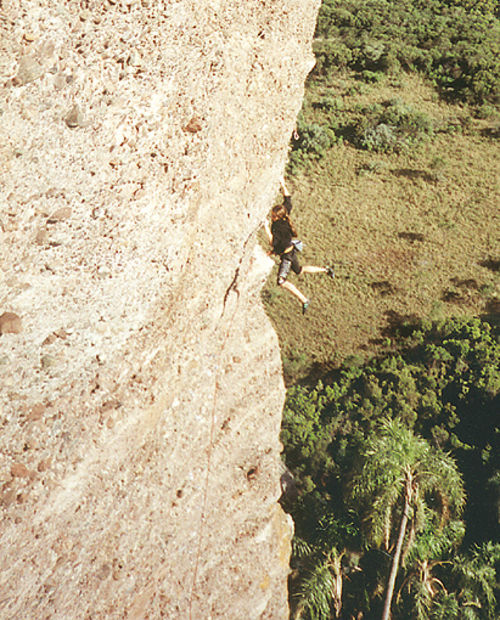 Thiago Balen na <i>Octagon</i> (Xa)  Pedra da Abelha (foto: Odilei Medeiro / Revista Headwall)” /><br />
Thiago Balen na <i>Octagon</i> (Xa)  Pedra da Abelha (foto: Odilei Medeiro / Revista Headwall)</div>
<p><b>Cidade mais próxima:</b> Caçapava do Sul</p>
<p><b>Tipo de pedra:</b> Conglomerado</p>
<p><b>Estilo predominante:</b><br />Vias tradicionais com mais de uma enfiada, algumas com mais de 100m de extensão, e vias esportivas de resistência, devido ao grande número de paredes negativas e longas.</p>
<p><b>Número de vias (aproximado):</b> 60</p>
<p><b>Vias de escalada:</b><br />As vias estão divididas em 13 complexos rochosos; Pedra do Leão, Pedra do Sorvete, Pedra do Segredo, Pico do Segredo, Pedra da Baleia, Pedra do ET, Pedra da Abelha. A graduação varia entre V e Xa. A via mais difícil do local é a esportiva <i>Octagon</i> (Xa), na Pedra da Abelha.</p>
<p><b>Como chegar:</b> <br />Caçapava do Sul está localizada a 264 km de Porto Alegre. Chegando ao centro da cidade é só perguntar para os locais qual o acesso à estrada da Pedra do Segredo. Esta estrada é a mesma que dá acesso à cidade de Lavras do Sul (BR-153). Nessa estrada, ande aproximadamente 3,5 km e entre em uma estrada de chão à direita. Adiante você encontrará sinalização indicando a Pedra do Segredo.</p>
<p><b>Abrigo de montanha:</b><br />Galpão de Pedra, um refúgio localizado à 15 minutos de caminhada do primeiro complexo rochoso. Tel: (55) 281 2247, com Manoel Teixeira, ou pelo e-mail: galpao@farrapo.com.br</p>
<p><b>Comentários:</b><br />Cerca de 50 km de Caçapava, ficam as Guaritas, uma região de vales profundos e de grandes pedras formadas há milhões de anos pelo trabalho da erosão, esculpindo curiosas formações.</p>
<p><strong><em>Este texto foi escrito por: Webventure</em></strong></p>
<div class=