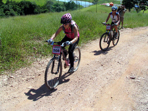 Katia (na frente) e seus apetrechos cor de rosa (foto: Thiago Padovanni/ www.webventure.com.br)