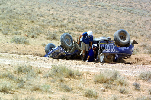 Servia e Lurquin saem ilesos do buggy (foto: Press/www.master-rallye.com)