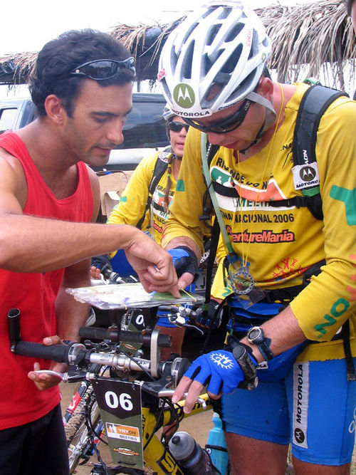 Equipe de apoio é tiete de equipe campeã (foto: Roberta Spiandorim/ www.webventure.com.br)