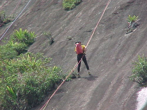 É  necessário manter os joelhos flexionados para manter o equilíbrio (foto: Arquivo Webventure/EMA 2000)