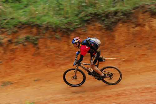 Atletas seguem de bike até Baeza (foto: Theo Ribeiro)