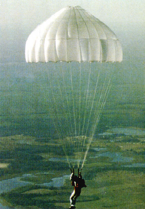 Pára quedas redondo era usado para o lançamento de tropas (foto: Reprodução)