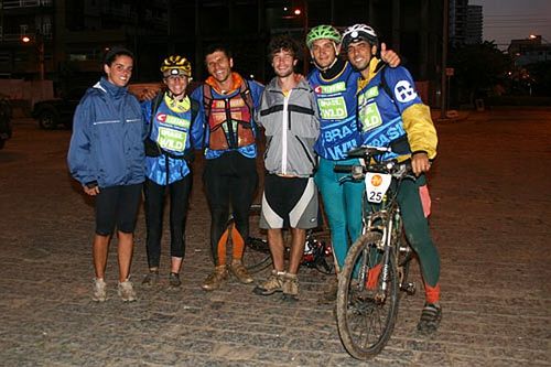 Chegada da equipe na madrugada (foto: Wladimir Togumi)