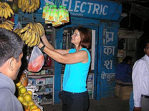 Helena comprou frutas frescas a caminho do Acampamento Base (foto: Arquivo Pessoal)