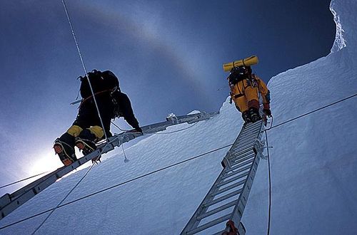 Escadas instaladas por Sherpas no Everest (foto: Arquivo Pessoal/ Waldemar Niclevicz)