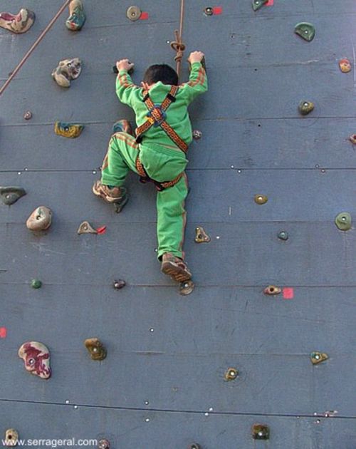 Garotos aproveitaram o paredão de escalada. (foto: Junior/Divulgação)