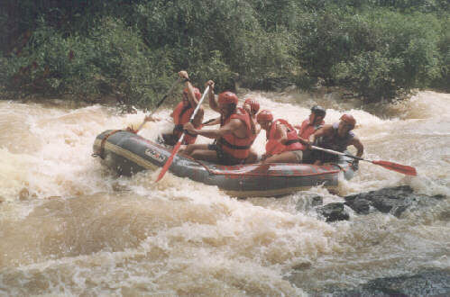 Hercílio tem corredeiras rápidas e diversão para novatos e experientes (foto: Ibirama Rafting)