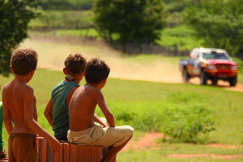 Meninos acompanham as máquinas em alta velocidade. (foto: Donizetti Castilho)