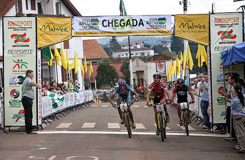 Chegada foi apertada (foto: Tico Utiyama / ZDL)